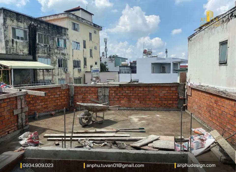 Đổ xong giằng và trụ lan can