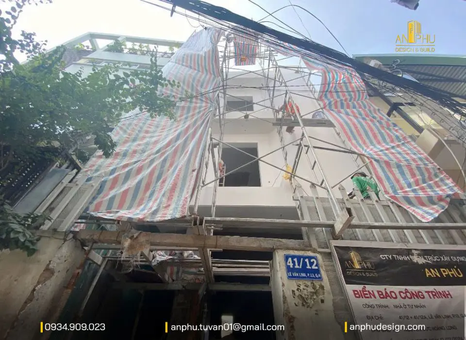 Thi công sơn nước (trét bột xong lớp 1 lầu 1,2)