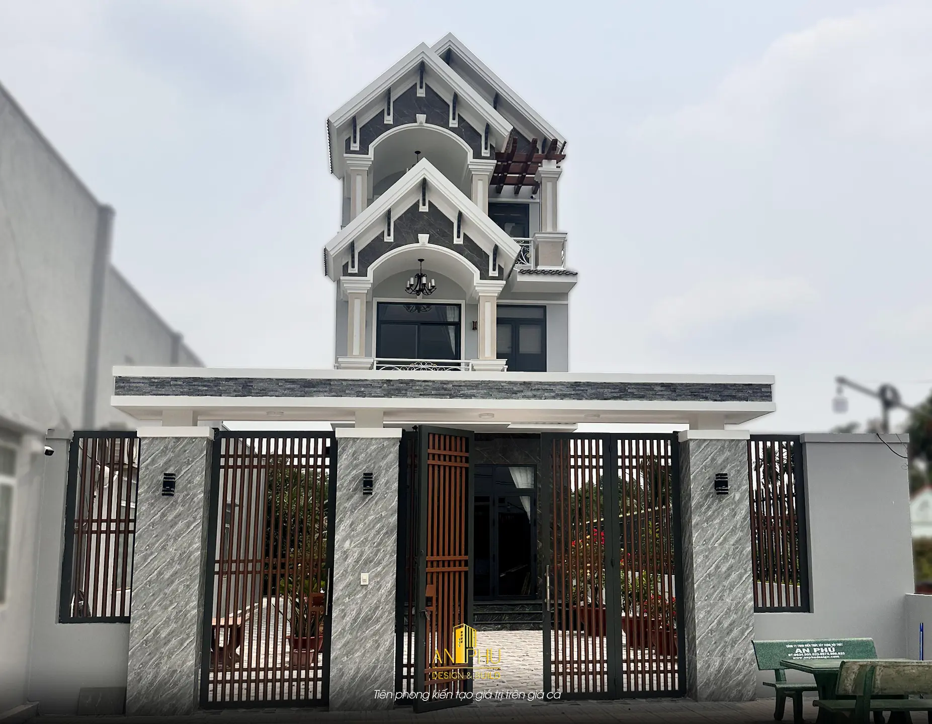 Mẫu nhà phố mái Thái 3 tầng tân cổ điển, món quà báo hiếu ý nghĩa cô con gái nhỏ dành tặng mẹ