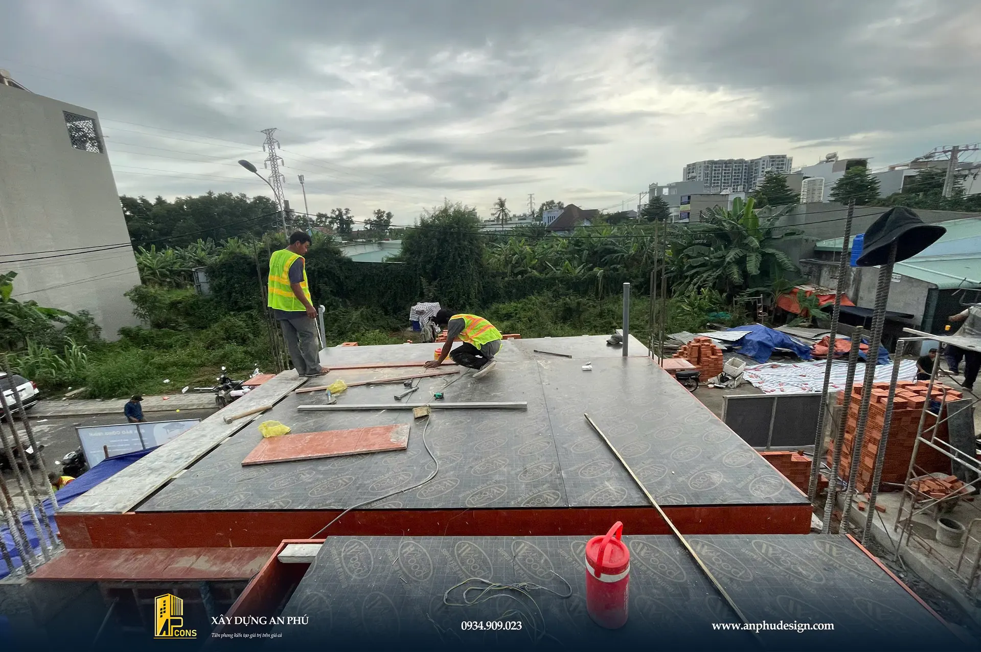 gia-cong-lap-dung-cop-pha-dam-san-lau-1