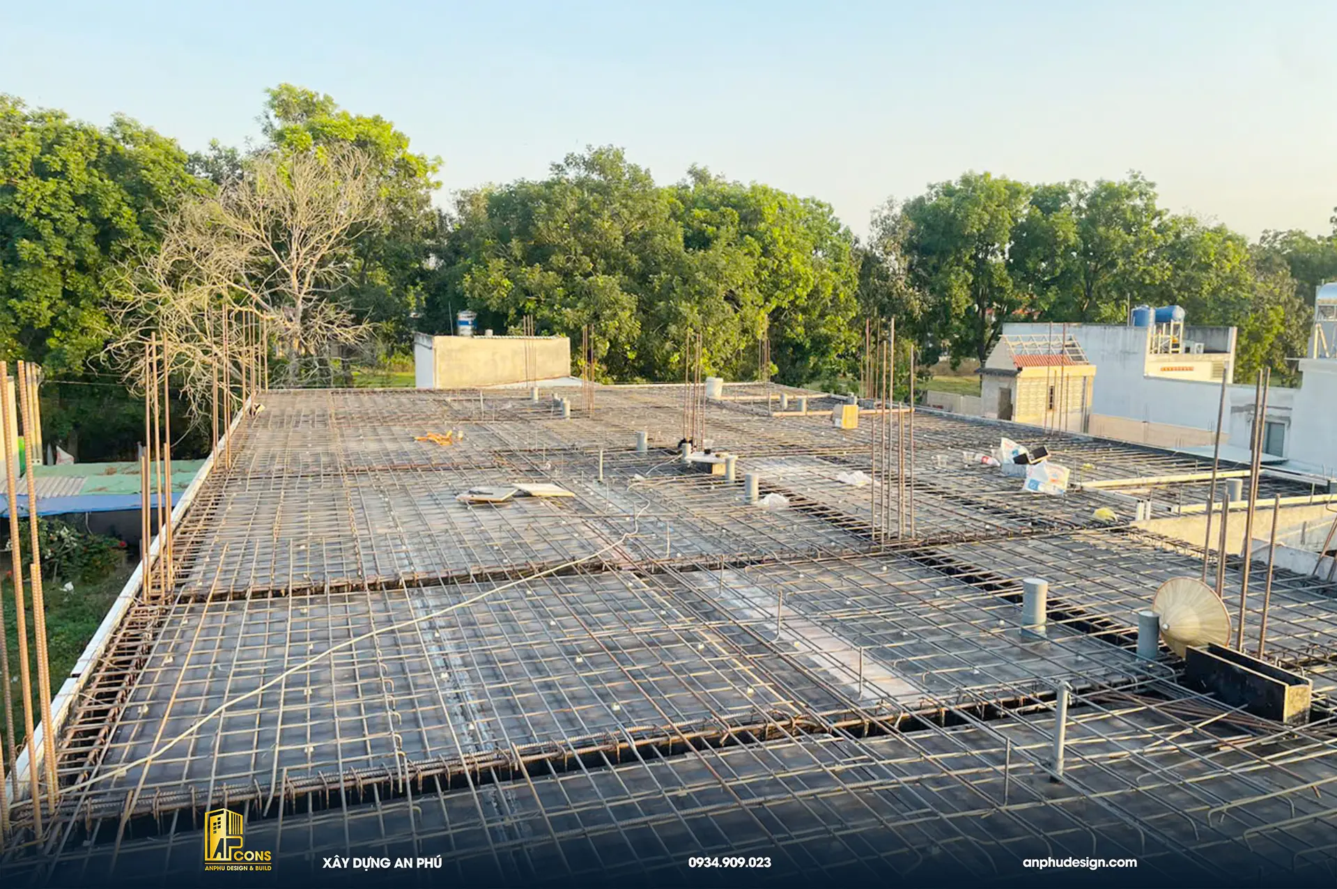 gia-cong-lap-dung-sat-thep-dam-san-lau-2-khach-san-3-tang-1