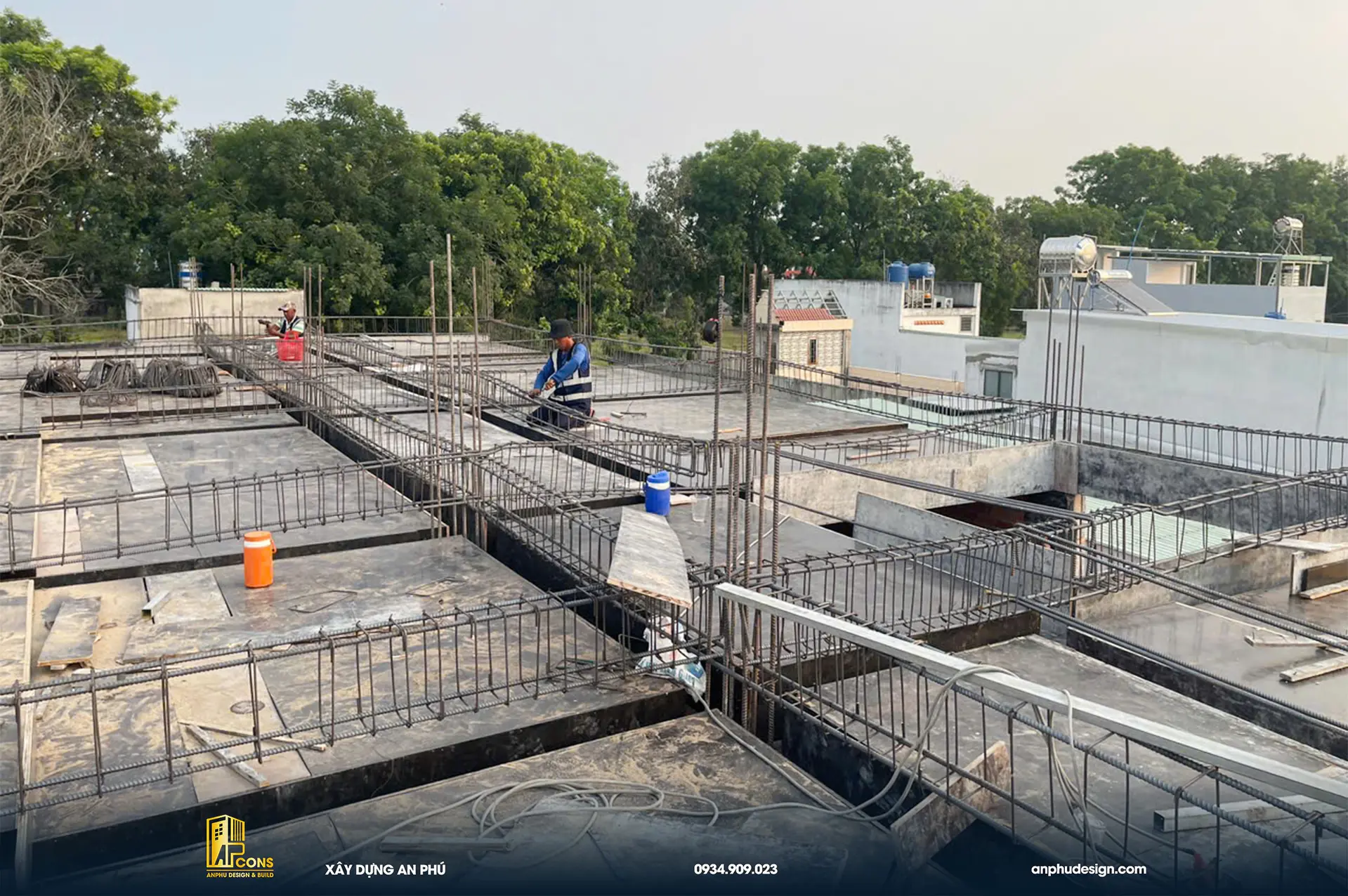 gia-cong-lap-dung-sat-thep-dam-san-lau-2-khach-san-3-tang