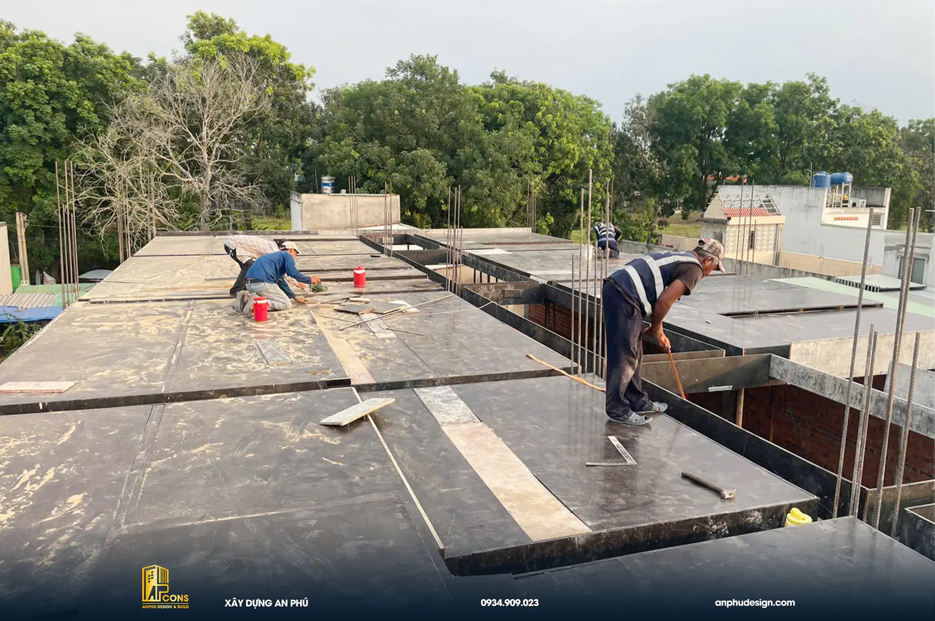 gia-cong-lap-dung-sat-thep-dam-san-lau-2