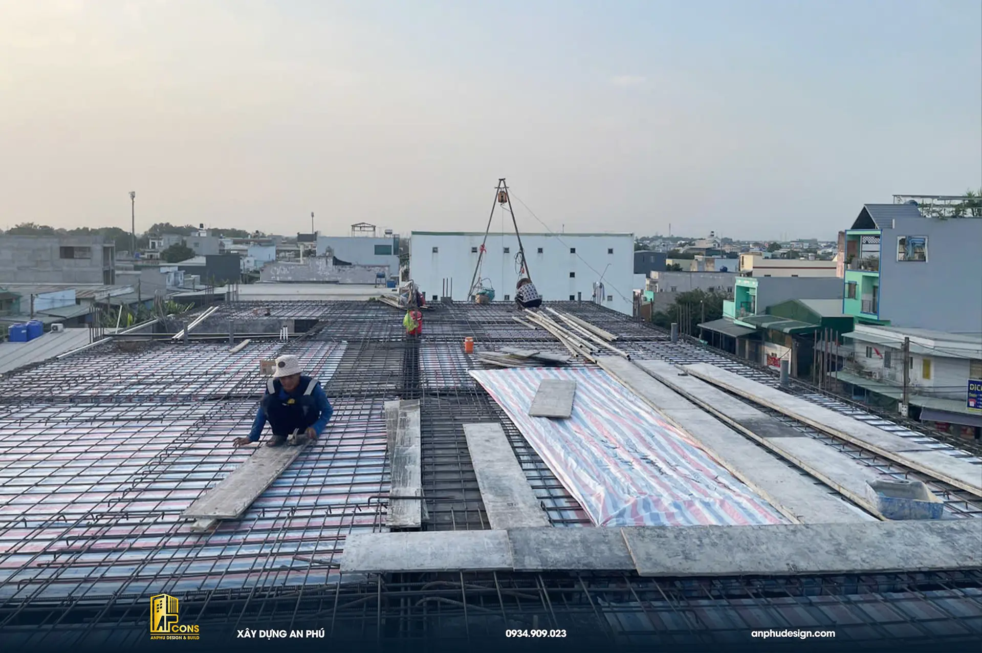 gia-cong-lap-dung-sat-thep-dam-san-mai-khach-san-3-tang