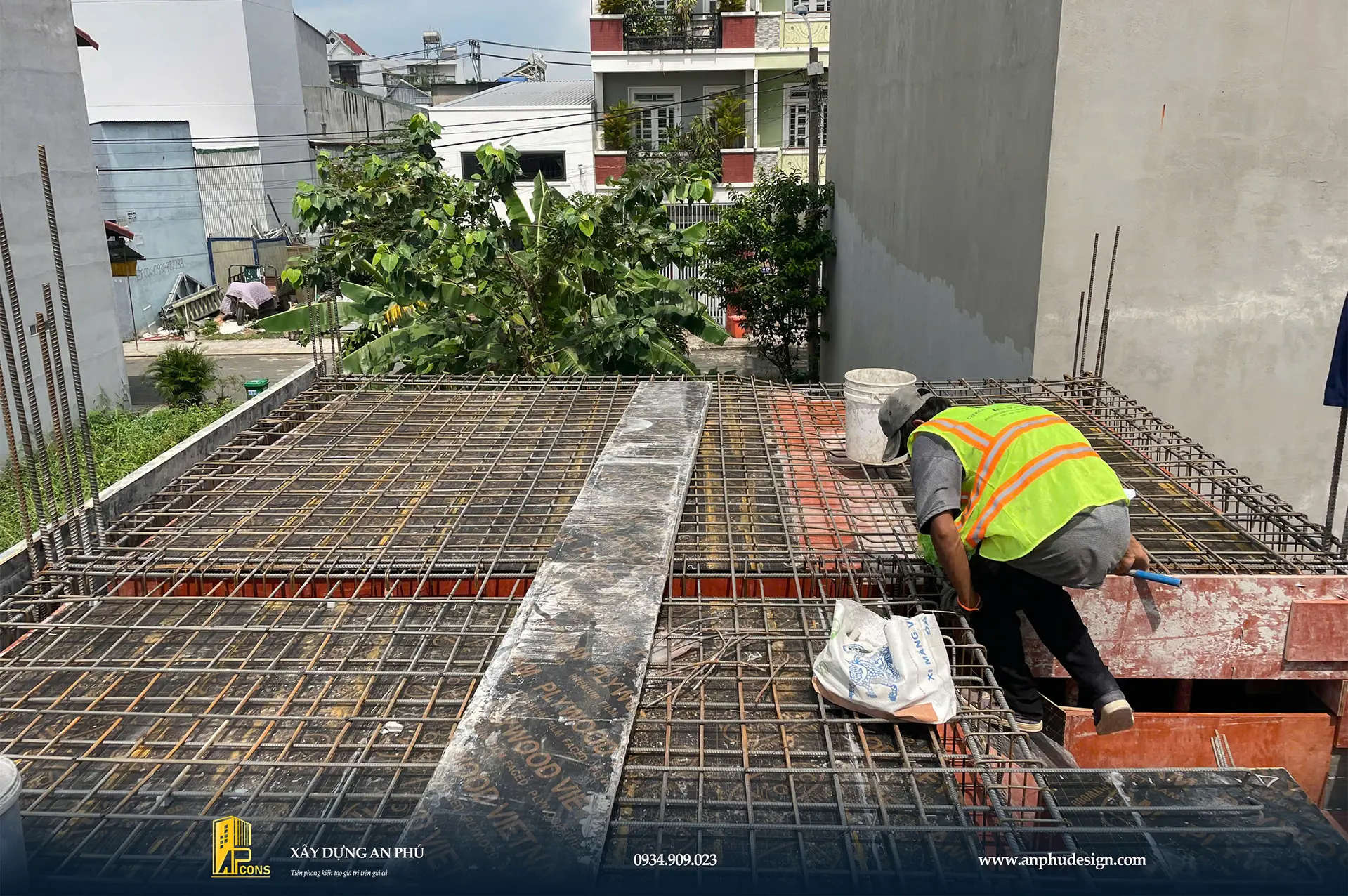 gia-cong-sat--thep-dam-san-lau-1