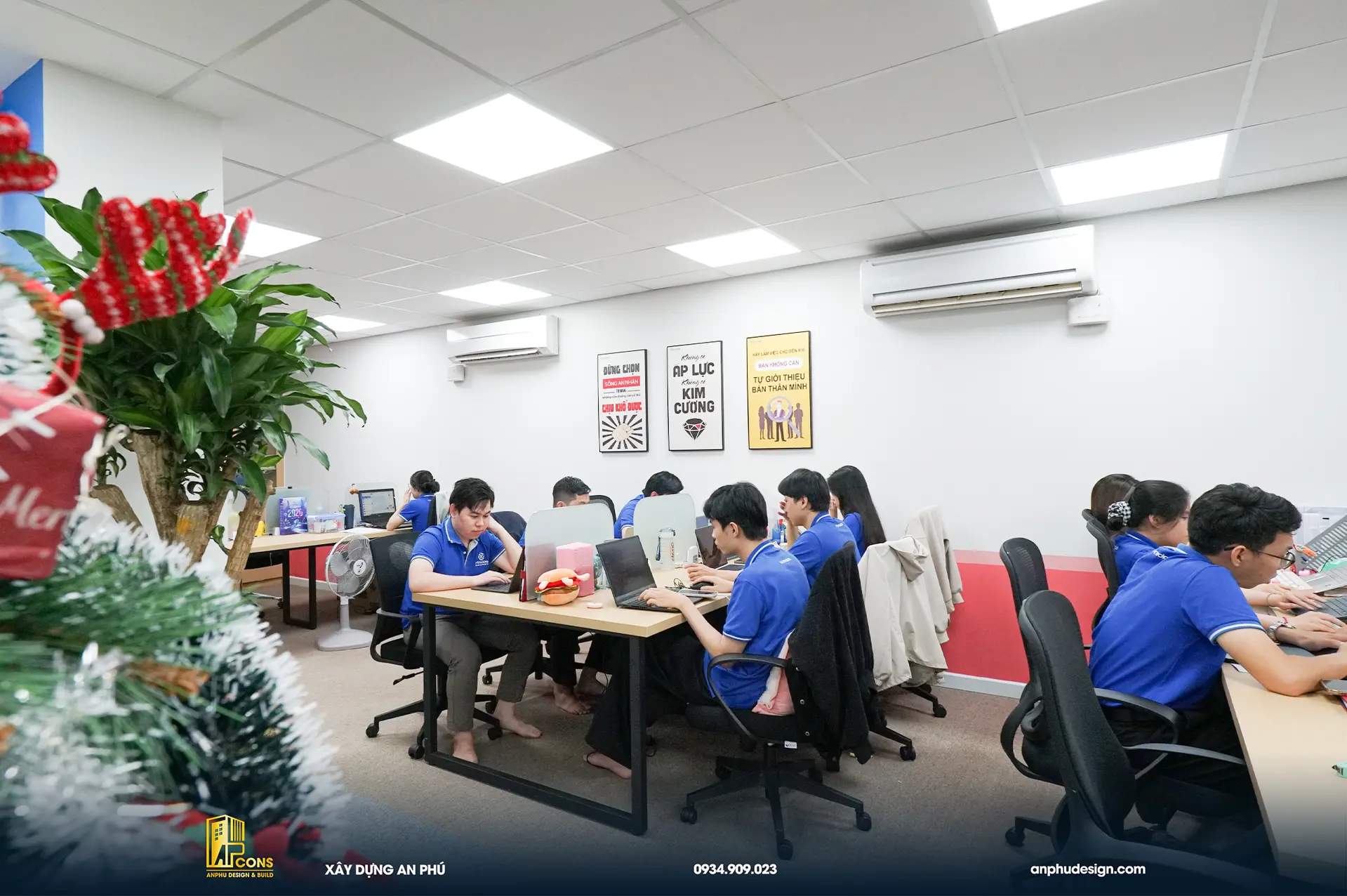 goc-nhin-tu-phng-hop-nhin-sang--ben-phai