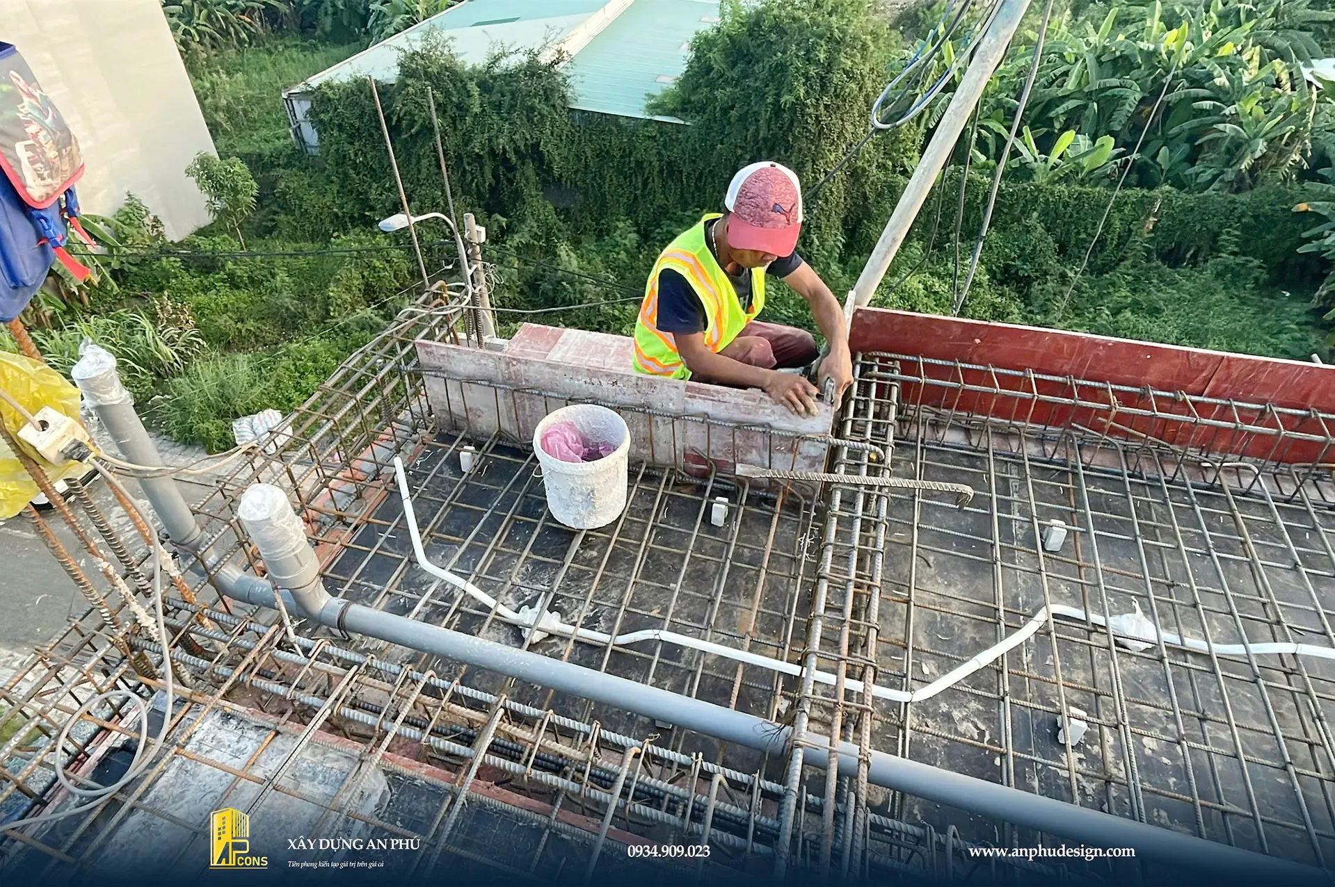 lap-dung-sat-thep-dam-san