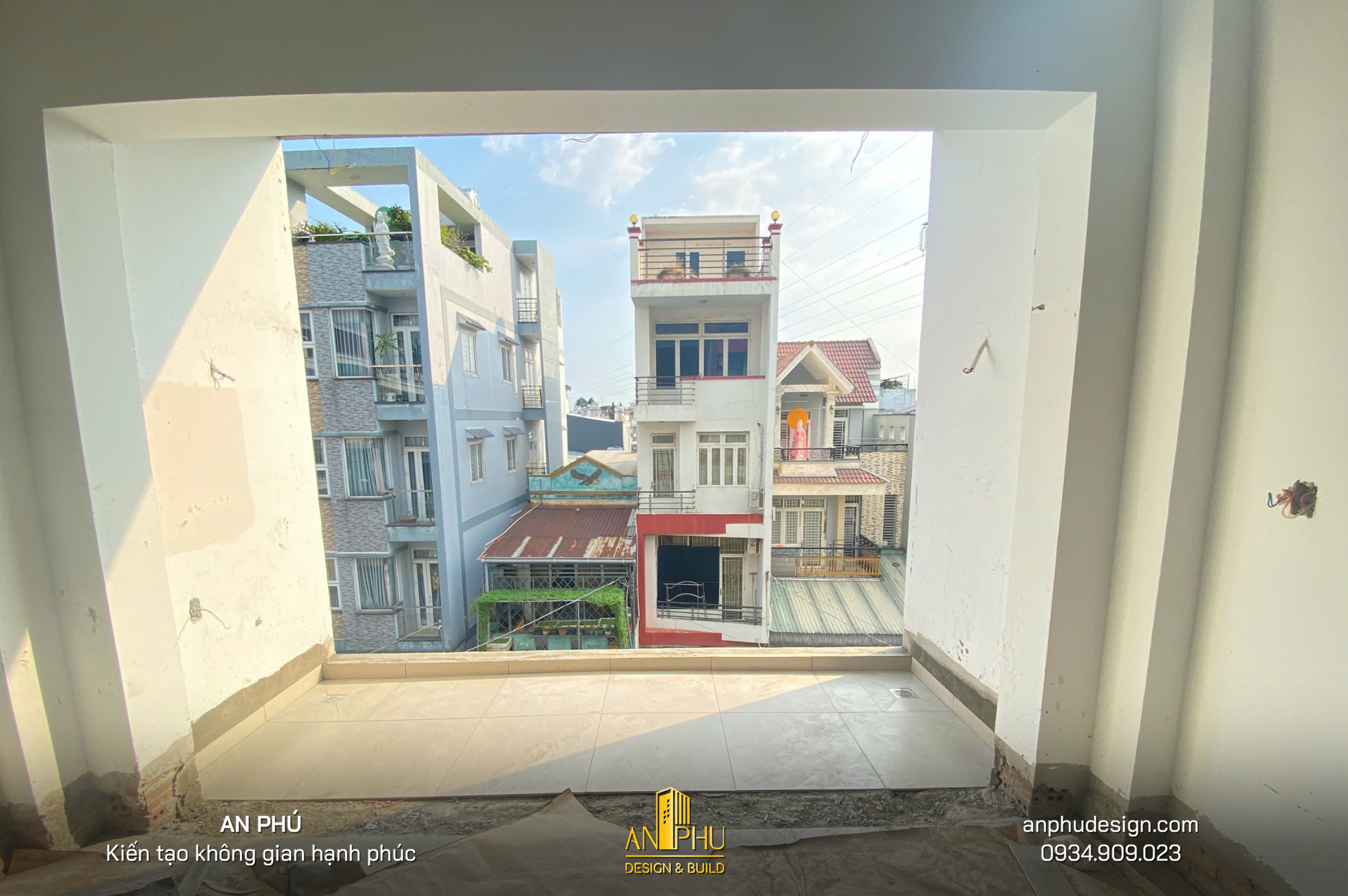 ốp gạch chân len ban côbg lầu 2