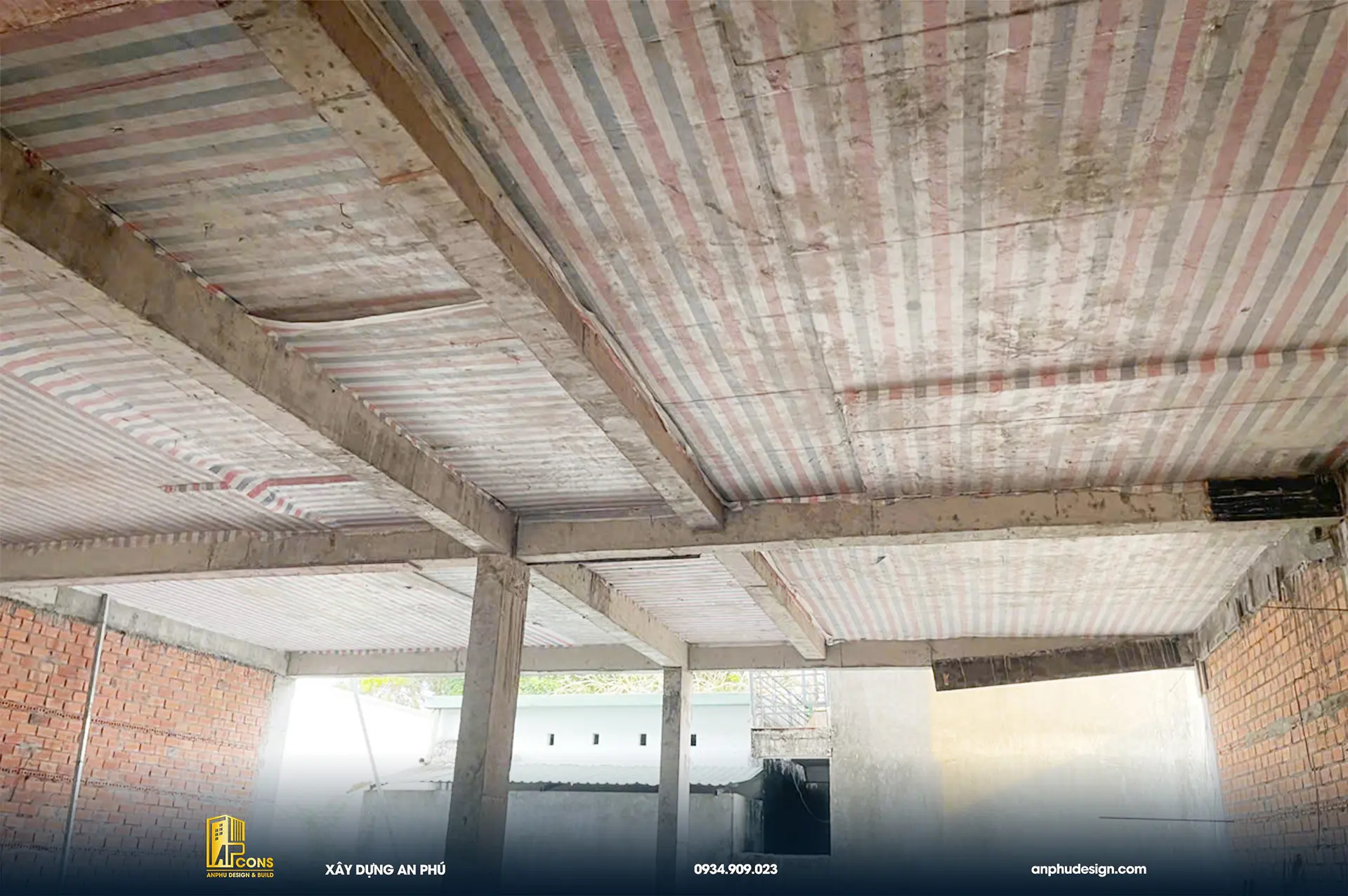 thao-do-cop-pha-dam-san-lau-1-khach-san-3-tang