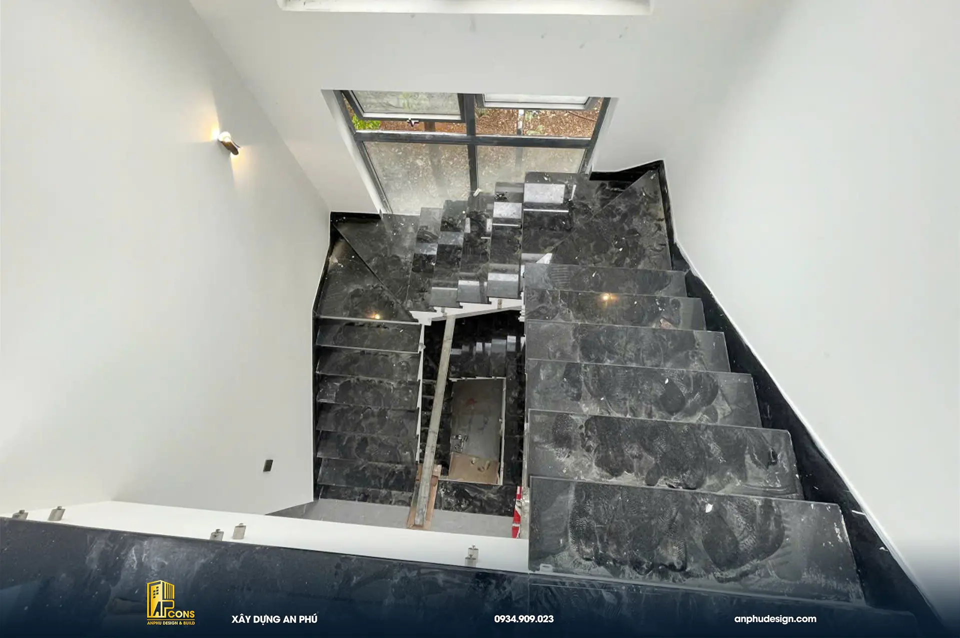 thi-cong-da-cau-thang-biet-thu-3-tang