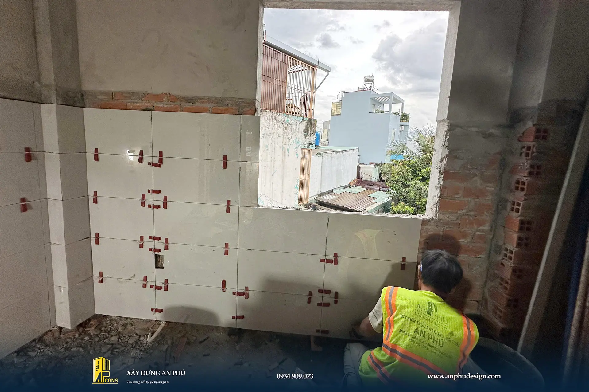 thi-cong-op-gach-tuong-phong-ngu