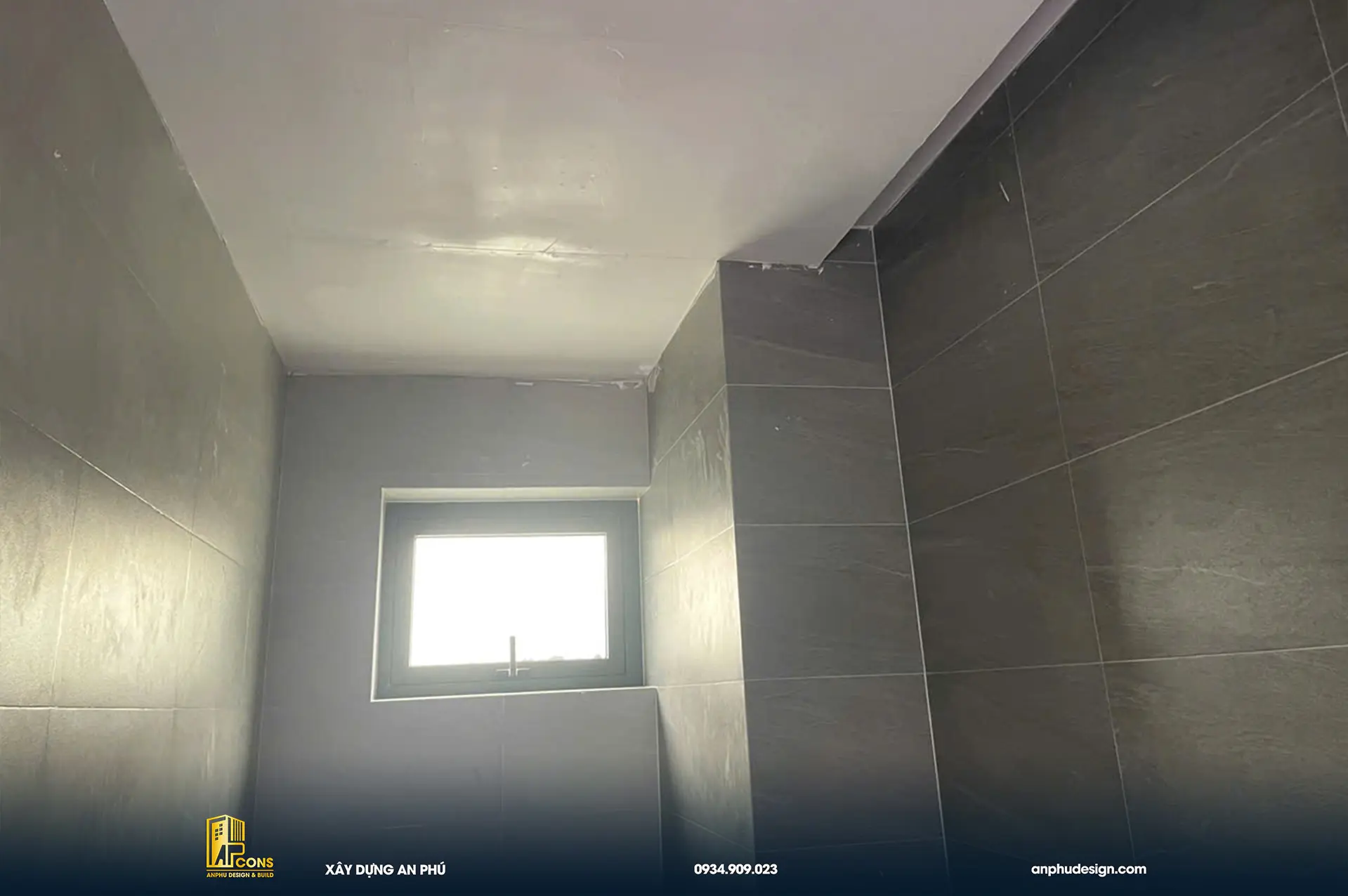 thi-cong-op-gach-wc-biet-thu-3-tang